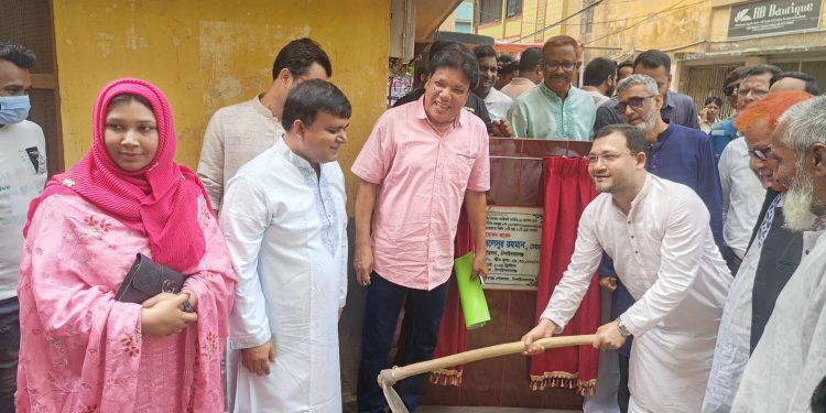 চাঁপাইনবাবগঞ্জ পৌরসভায় রাস্তা নির্মাণ কাজের উদ্বোধন হয়েছে