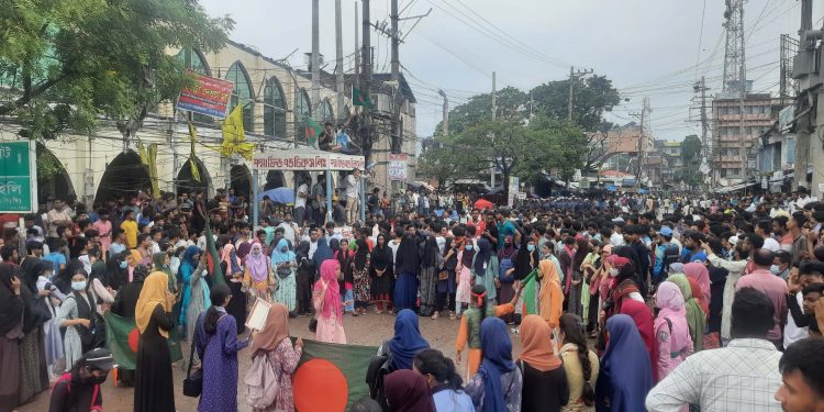 জয়পুরহাটে সাধারণ শিক্ষার্থীদের বিক্ষো, সড়ক অবরোধ