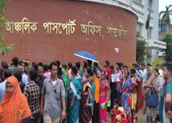 সাতক্ষীরা আঞ্চলিক পাসপোর্ট অফিসে হঠাৎ করে নতুন পাসপোর্ট করার হিড়িক পড়েছে।