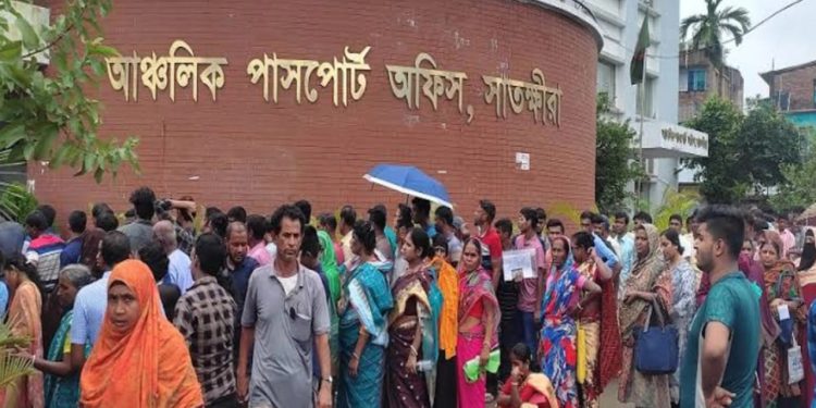 সাতক্ষীরা আঞ্চলিক পাসপোর্ট অফিসে হঠাৎ করে নতুন পাসপোর্ট করার হিড়িক পড়েছে।