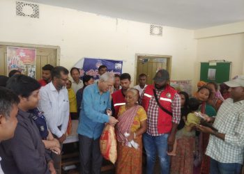 খাগড়াছড়িতে বানভাসীদের মাঝে ছুটে যান পার্বত্য চট্টগ্রাম বিষয়ক উপদেষ্টা