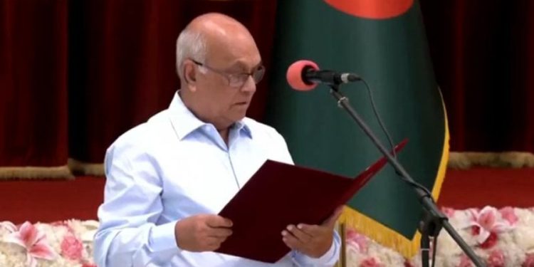 উপদেষ্টা হিসেবে শপথ নিলেন বীর মুক্তিযোদ্ধা ফারুক-ই-আজম, বীর প্রতীক