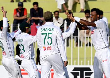 বাংলাদেশের বোলারদের তোপে বিপদে পাকিস্তান