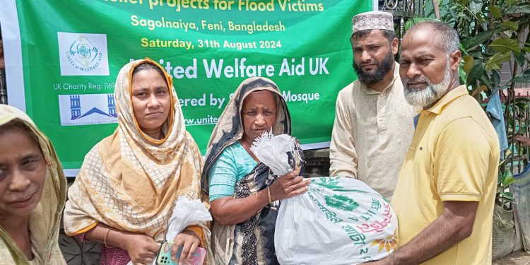 ফেনীর দুর্গত এলাকায় ত্রাণ বিতরণ