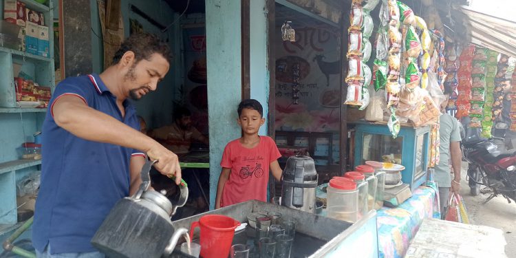 ক্রেতাদের ইশারা আর ঠোঁটের ভাষা বুঝে দোকান চালাচ্ছেন বাবা-ছেলে