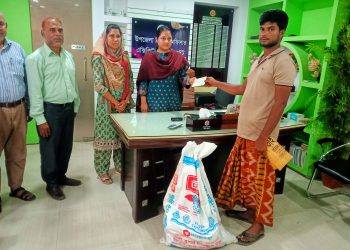 দুর্গাপুরে অগ্নিকান্ডে ক্ষতিগ্রস্ত মুদি দোকানীকে অর্থিক সাহায্য প্রদান