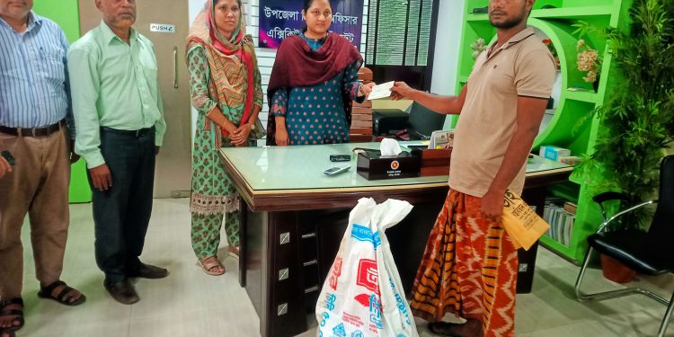 দুর্গাপুরে অগ্নিকান্ডে ক্ষতিগ্রস্ত মুদি দোকানীকে অর্থিক সাহায্য প্রদান