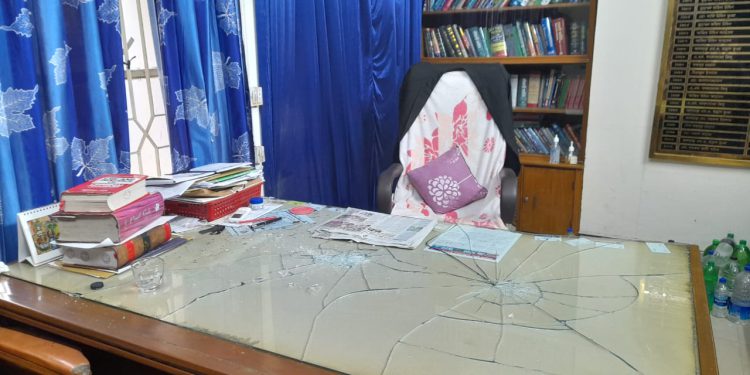 নরসিংদী জেলা আইনজীবী সমিতির সভাপতির কক্ষে হামলা, ভাংচুর ।। আহত-৩
