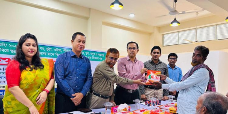 চুয়াডাঙ্গার সদর উপজেলার ৩২৭০ জন কৃষক ৪৩ লাখ ৭১ হাজার ৭১০ টাকার প্রণোদনার বীজ সার পাচ্ছেন