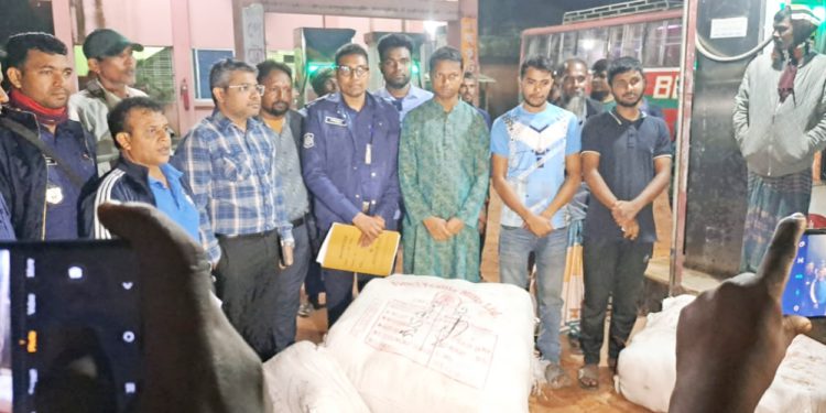 নিষিদ্ধ ঘোষিত পলিথিনের বিরুদ্ধে পঞ্চগড় পরিবেশ অধিদপ্তরের মোবাইল কোর্ট পরিচালনা