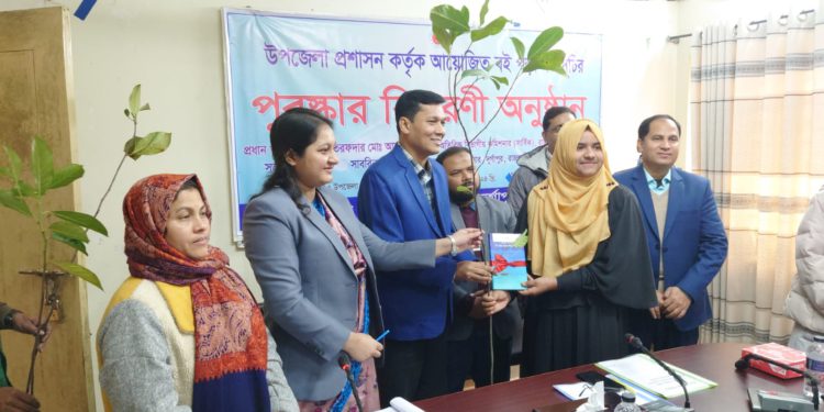 দুর্গাপুরে বই পড়া কর্মসূচিতে পুরষ্কার পেলেন ১২ শিক্ষার্থী