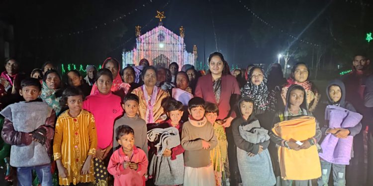 দুর্গাপুরে গভীর রাতে শীতার্তদের কম্বল জড়িয়ে দিলেন ইউএনও সাবরিনা শারমিন