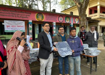 ঠাকুরগাঁওয়ে গরীব ও মেধাবী শিক্ষার্থীদের মধ্যে স্কুল ব্যাগ বিতরণ