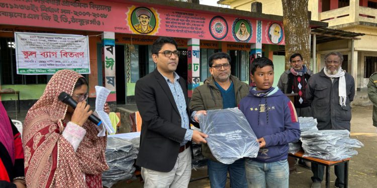 ঠাকুরগাঁওয়ে গরীব ও মেধাবী শিক্ষার্থীদের মধ্যে স্কুল ব্যাগ বিতরণ