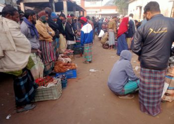 দুর্গাপুরে ক্রেতা বিক্রেতার সমাগমে জমজমাট গুড়ের বাজার  