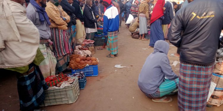 দুর্গাপুরে ক্রেতা বিক্রেতার সমাগমে জমজমাট গুড়ের বাজার