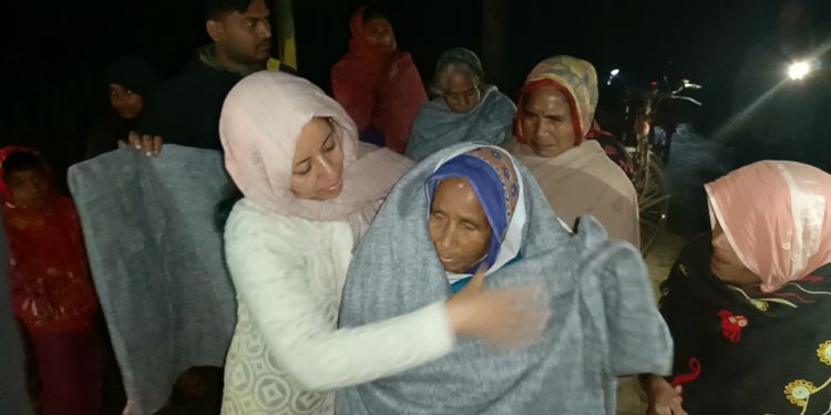 শীতার্ত মানুষদের পাশে দাঁড়িয়েছেন ঠাকুরগাঁওয়ের ডিসি
