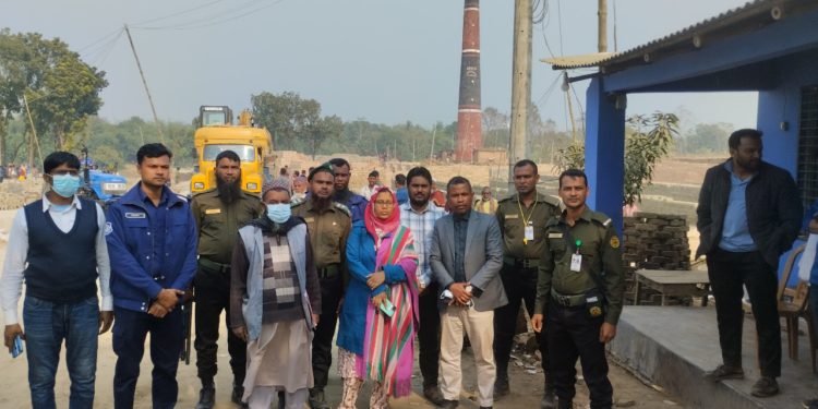 ঝিনাইদহে পরিবেশ অধিদপ্তরের অভিযান, মোবাইল কোর্টে ৫ লক্ষ টাকা জরিমানা ও ৯ লক্ষ কাচাঁইট ধ্বংস