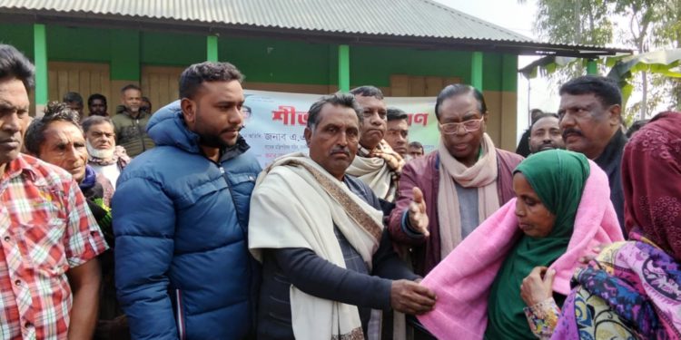 ইসলামপুরে শীতার্তদের মাঝে কম্বল বিতরণ করেন সাবেক কেবিনেট সচিব এএসএম আব্দুল হালিম