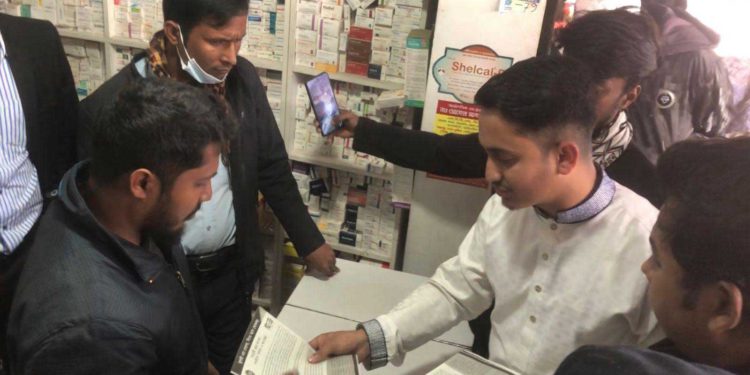 জুলাই ঘোষনাপত্র প্রকাশের দাবীতে নরসিংদীতে লিফলেট বিতরণে সমন্বয়ক সারজিস আলম