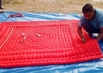 দুর্গাপুরে লেপ – তোষক তৈরিতে ব্যস্ত সময় পার করছেন কারিগররা