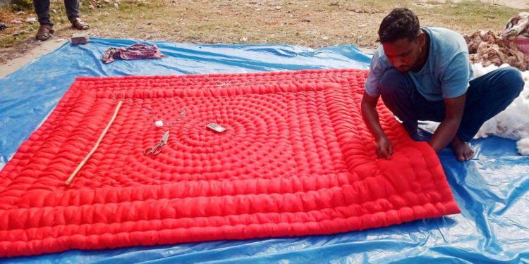 দুর্গাপুরে লেপ – তোষক তৈরিতে ব্যস্ত সময় পার করছেন কারিগররা