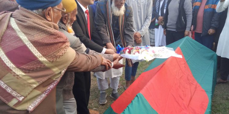 ঠাকুরগাঁওয়ে বীর মুক্তিযোদ্ধা এমদাদুল হকের রাষ্ট্রীয় ভাবে দাফন সম্পন্ন