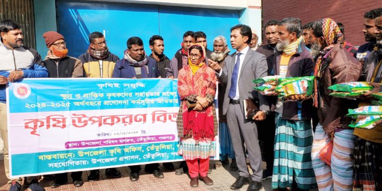 পঞ্চগড়ে ৮ হাজার ২৭০ জন কৃষকের মাঝে বিনামূল্যে সার ও বীজ বিতরণ