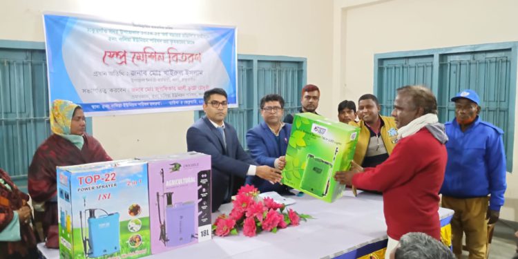 ঠাকুরগাঁওয়ে কৃষকদের মাঝে বিষ স্প্রে মেশিন বিতরণ