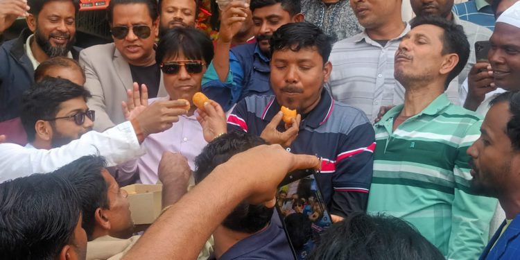 মানিকগঞ্জে বিএনপির আহ্বায়ক কমিটি ঘোষণা করায় শ্রমিক দলের মিষ্টি বিতরণ