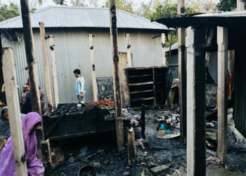 মানিকগঞ্জে আগুনে পুড়ে বসতভিটা চাই,সর্বস্বান্ত দিনমজুর আযম খান