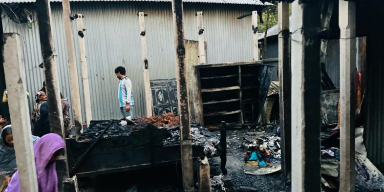 মানিকগঞ্জে আগুনে পুড়ে বসতভিটা চাই,সর্বস্বান্ত দিনমজুর আযম খান