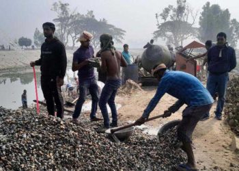 পাউবো’র নির্দেশে সিঁড়ি ঢালাই কাজ বন্ধ! পাথরের স্তুপ সড়ালেন ঠিকাদারি প্রতিষ্ঠান