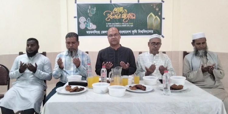 ময়মনসিংহ জেলা সমিতির ইফতার বেগম জিয়া ও তারেক রহমানের জন্য  দোয়া