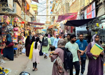 ঝিনাইদহে ঈদের বাজারে জমে উঠেছে কেনাকাটা