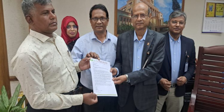 ভুমি মালিক সমিতির স্মারকলিপি প্রদান
