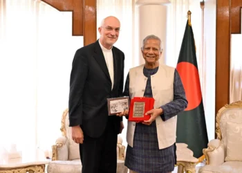 বৃহস্পতিবার রাষ্ট্রীয় অতিথি ভবন যমুনায় অধ্যাপক ইউনূসের সাথে সাক্ষাৎ করেন ভ্যাটিকানের ফন্ডাজিওন ফ্রাটেলি টুট্টির সাধারণ সম্পাদক ফাদার ফ্রান্সেস্কো ওচেটা। ছবি: প্রধান উপদেষ্টার ফেসবুক