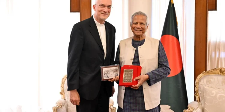 বৃহস্পতিবার রাষ্ট্রীয় অতিথি ভবন যমুনায় অধ্যাপক ইউনূসের সাথে সাক্ষাৎ করেন ভ্যাটিকানের ফন্ডাজিওন ফ্রাটেলি টুট্টির সাধারণ সম্পাদক ফাদার ফ্রান্সেস্কো ওচেটা। ছবি: প্রধান উপদেষ্টার ফেসবুক