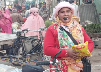 প্রতিদিন সাইকেল চালিয়ে চাপাতা বিক্রি করেন ঠাকুরগাঁওয়ের সাথী