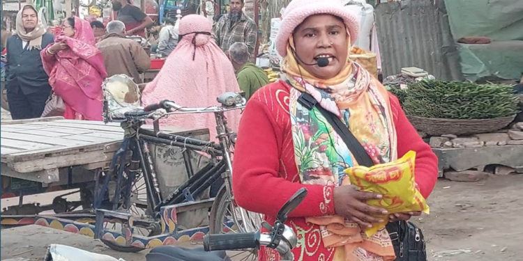 প্রতিদিন  সাইকেল চালিয়ে চাপাতা বিক্রি করেন ঠাকুরগাঁওয়ের সাথী