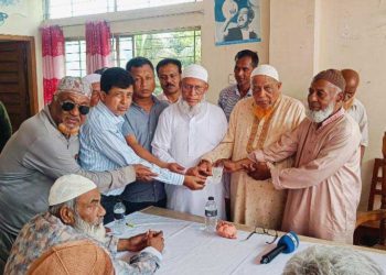 পীরগঞ্জে মুক্তিযোদ্ধাদের মাঝে চেক বিতরণ