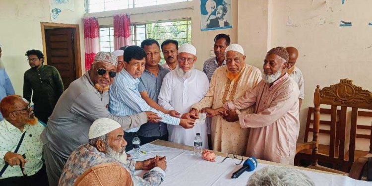 পীরগঞ্জে মুক্তিযোদ্ধাদের মাঝে চেক বিতরণ
