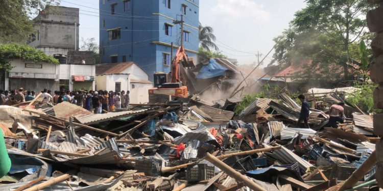 নরসিংদীতে অবৈধ স্থাপনা উচ্ছেদ করল রেলওয়ে কর্তৃপক্ষ