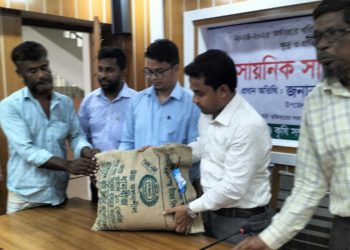 লক্ষ্মীপুরে কৃষকদের মাঝে আউশ প্রণোধনা বিনামূল্যে বীজ-সার বিতরন শুরু