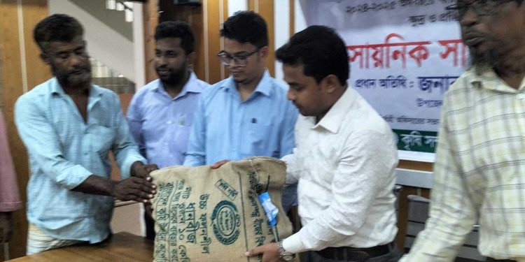 লক্ষ্মীপুরে কৃষকদের মাঝে আউশ প্রণোধনা বিনামূল্যে বীজ-সার বিতরন শুরু