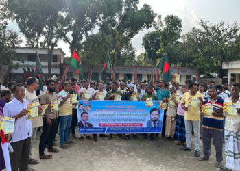 ৩১ দফা লিফলেট বিতরণ করলেন আলহাজ্ব আব্দুস সাত্তার