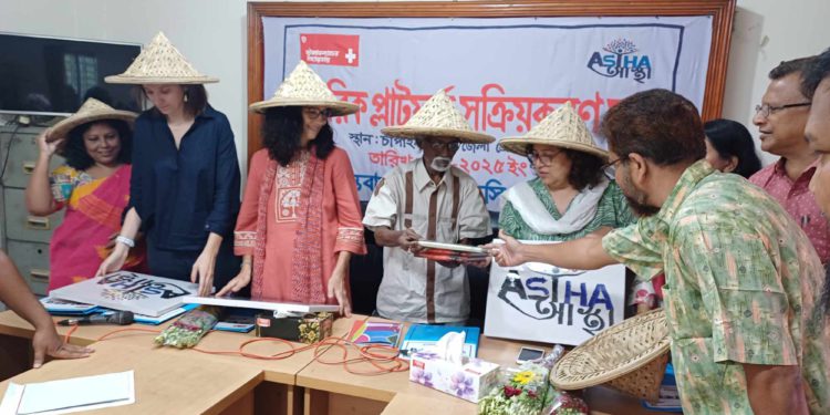 চাঁপাইনবাবগঞ্জে সুইজারল্যান্ডের এম্বাসি কোরিন থেভজ নাগরিক প্ল্যাটফর্মের কার্যক্রম ভিজিট