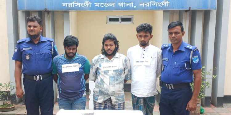 নরসিংদীতে অস্ত্র ও গুলিসহ ৩জন গ্রেপ্তার