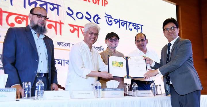 জিআই পণ্যের মর্যাদা পেল নরসিংদীর লটকন :: সনদ গ্রহণ করলেন জেলা প্রশাসক