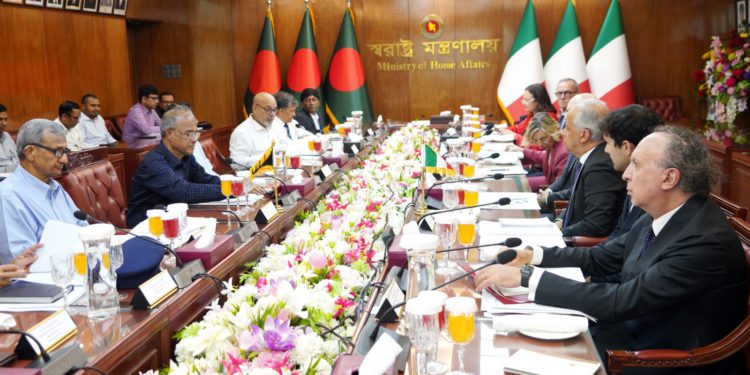 বাংলাদেশ থেকে বৈধ পথে আরও কর্মী নিতে আগ্রহী ইতালি- স্বরাষ্ট্র উপদেষ্টা